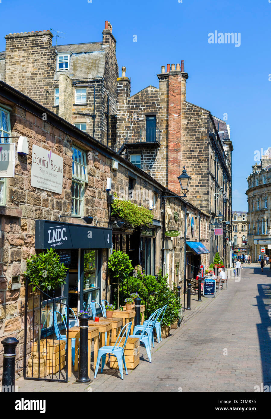Cafés, bars et restaurants sur la rue John, dans le vieux centre ville, Harrogate, North Yorkshire, England, UK Banque D'Images