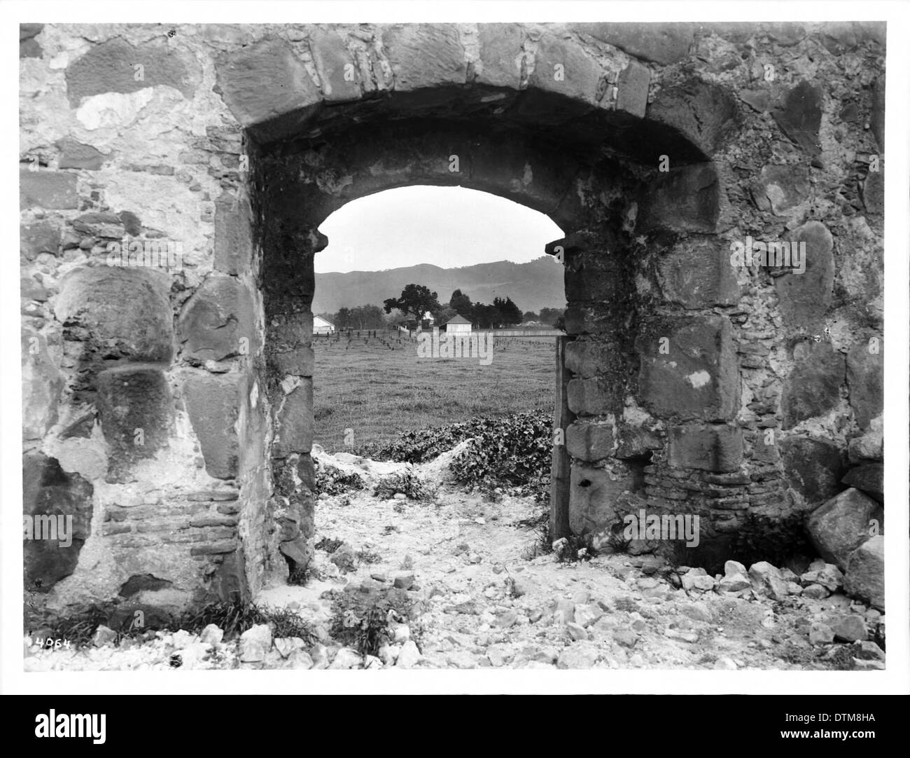 Photographie montrant la vue depuis l'entrée principale des ruines de la Mission Santa Margarita en Californie, prise vers 1906. L'image met en évidence la structure historique et le paysage environnant. Banque D'Images