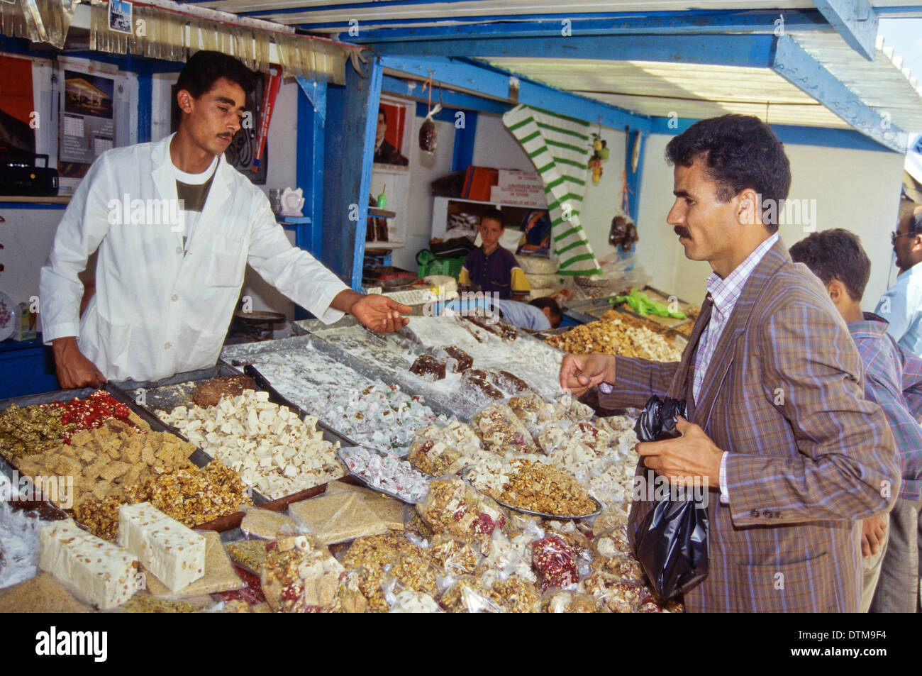 La Tunisie, Sidi Bou Said. Vendeur de bonbons, vente de loukoums et autres sucreries. Banque D'Images