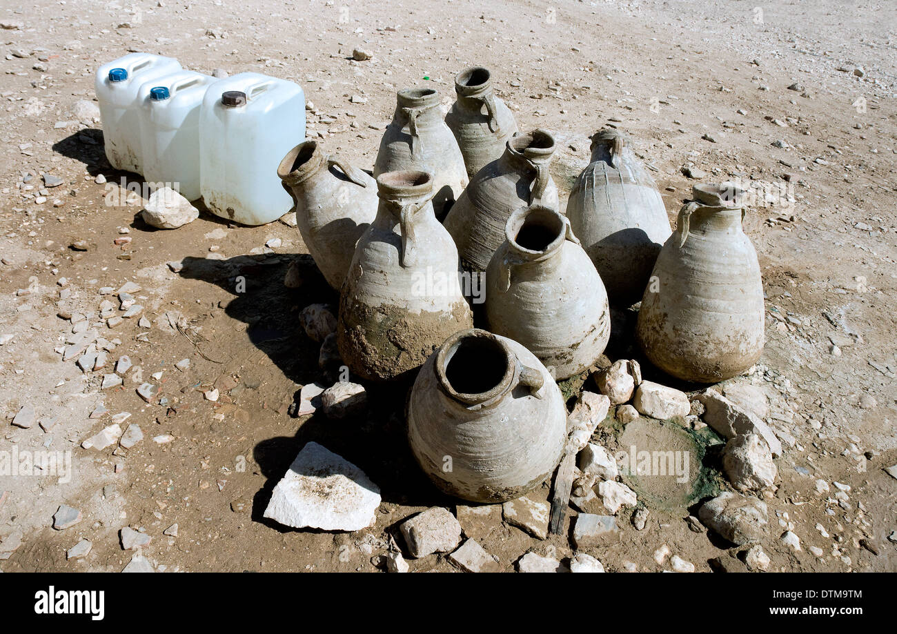Village Ouvrier de Deir el Medina : vieux et nouveaux conteneurs Banque D'Images