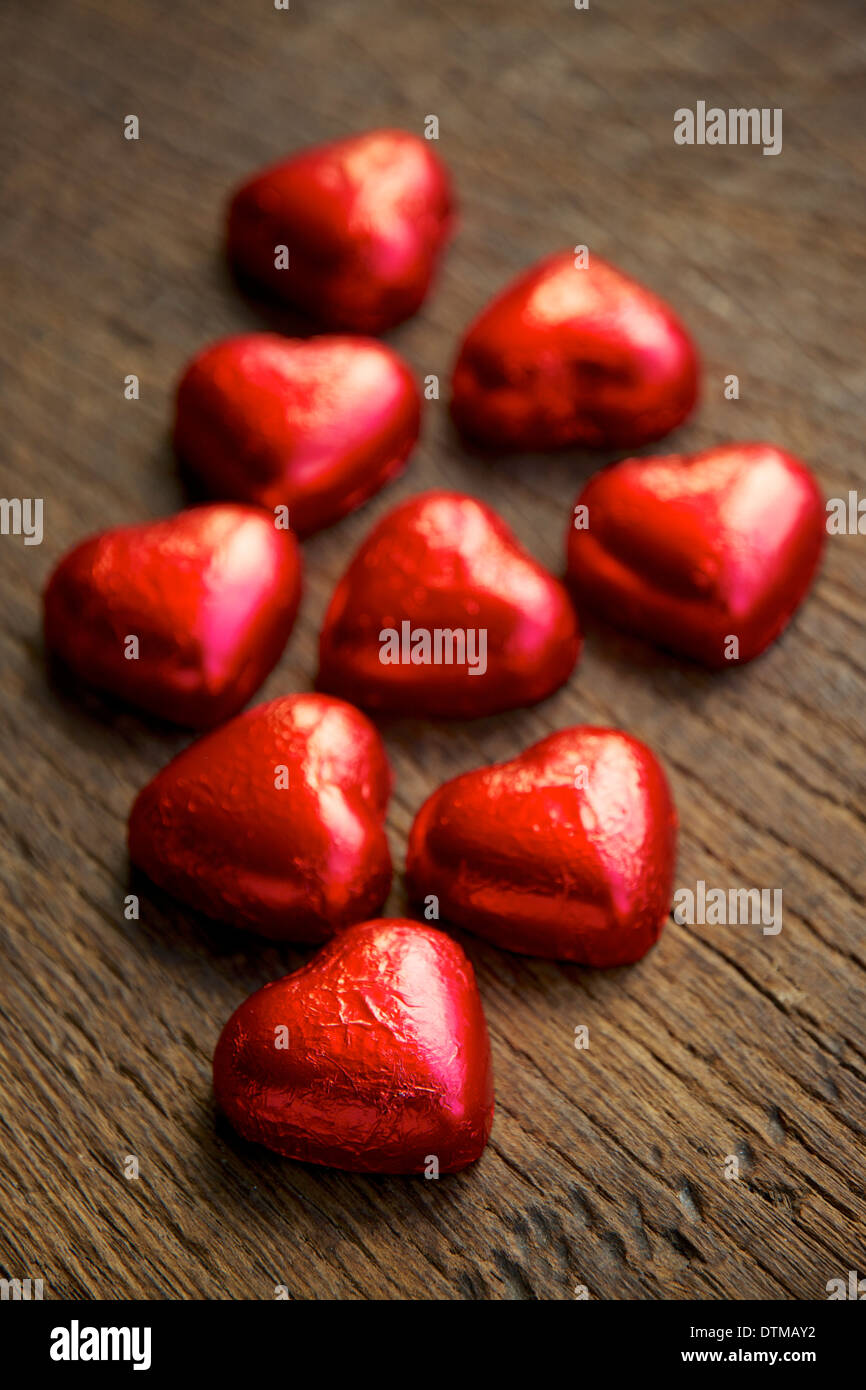 Feuille rouge chocolat coeurs. Banque D'Images