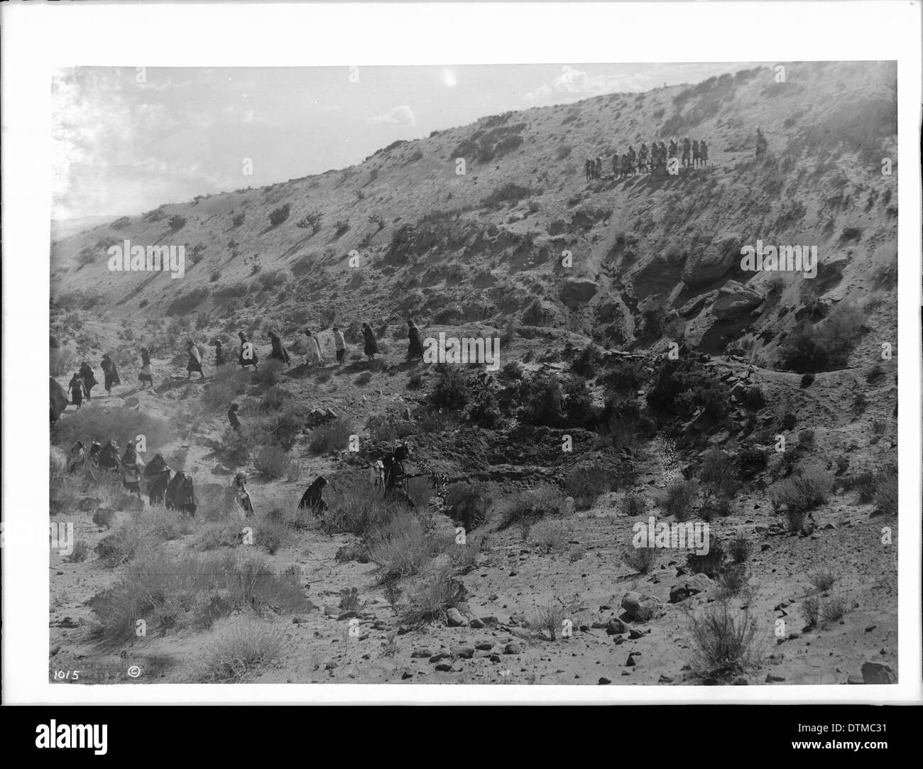 Les femmes des cercles sur une colline pendant la flûte Indiens Hopi cérémonie à Oraibi, Arizona, ca.1901 Banque D'Images