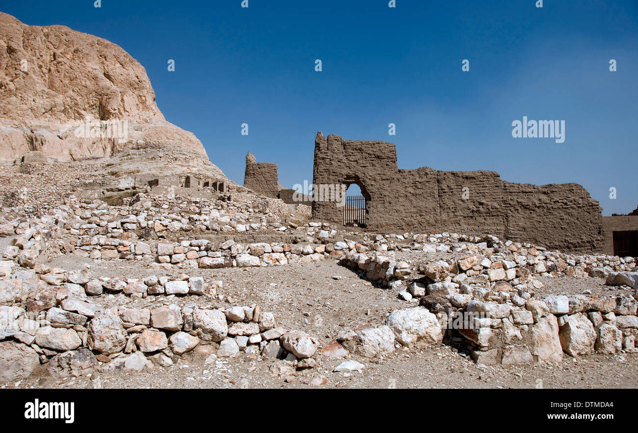 Deir el Medina:village du travailleur : vue sur les murs du temple d'Hathor Banque D'Images