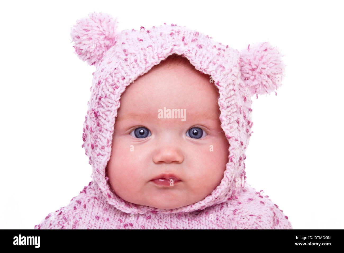 Cute baby girl in a pink hoodie tricoté Banque D'Images