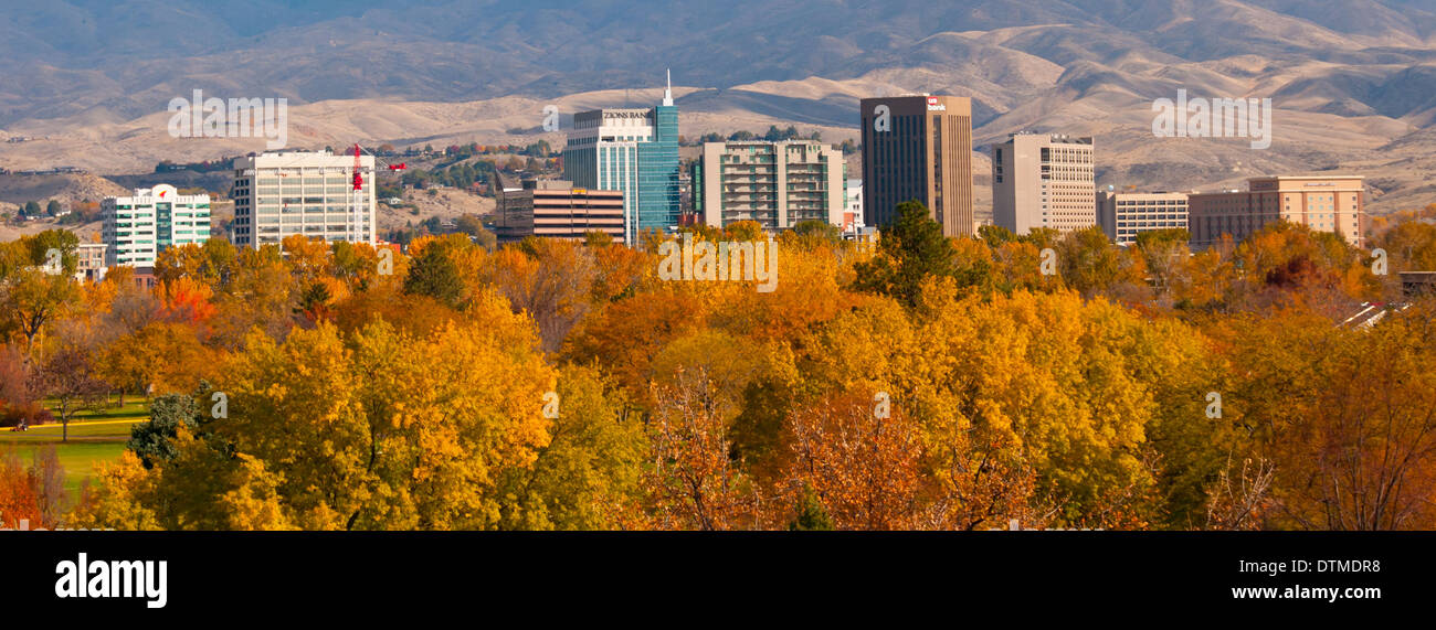 Ville de la ville de Boise, au cours de l'automne avec Ann Morrison Park au premier plan et les montagnes au loin, Boise, Idaho USA Banque D'Images