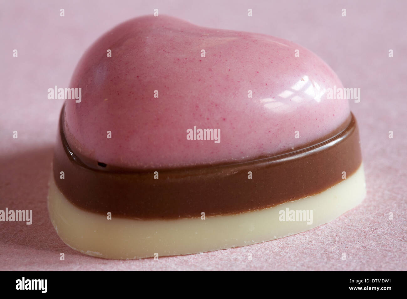 Thorntons chocolat coeur individuel isolé sur fond rose - idéal pour la Saint-Valentin, Jour de Valentines Banque D'Images