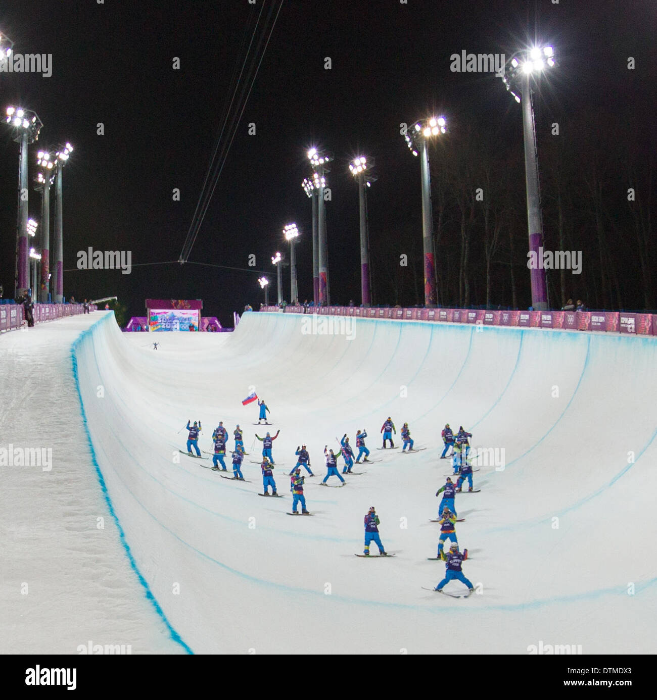 Rosa Khutor, Sochi, Russie. Feb 20, 2014. L'équipe d'entretien de la demi-lune (aka chaussons) descendent en forme de cœur après ski Halfpipe Dames finales à la Rosa Khutor Parc extrême, la Russie. XXII jeux olympiques d'hiver, Sotchi2014. Credit : Action Plus Sport/Alamy Live News Banque D'Images
