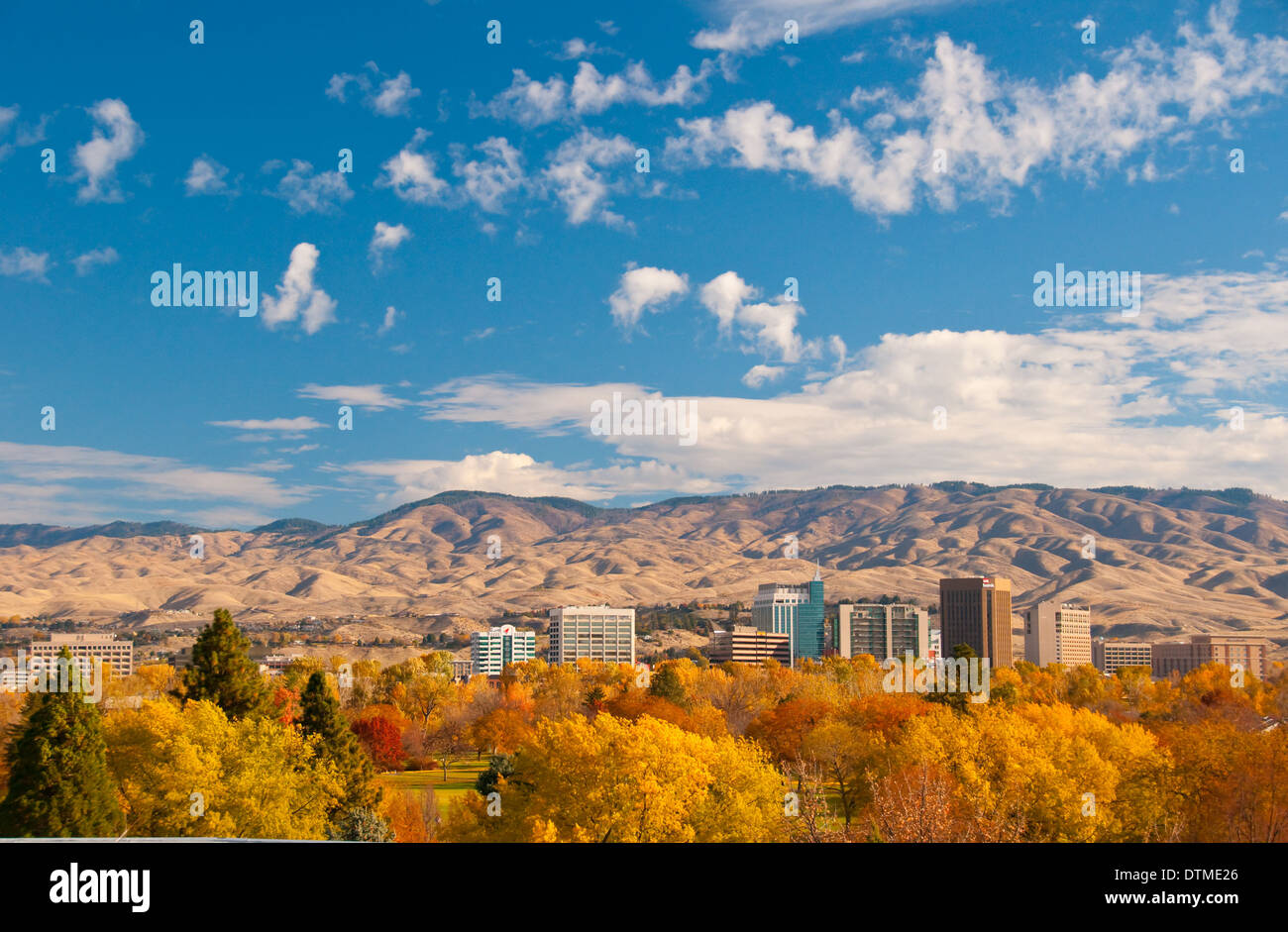 Ville de Boise, en couleurs d'automne avec Ann Morrison Park au premier plan et Mountiains au-delà, Boise, Idaho, USA Banque D'Images