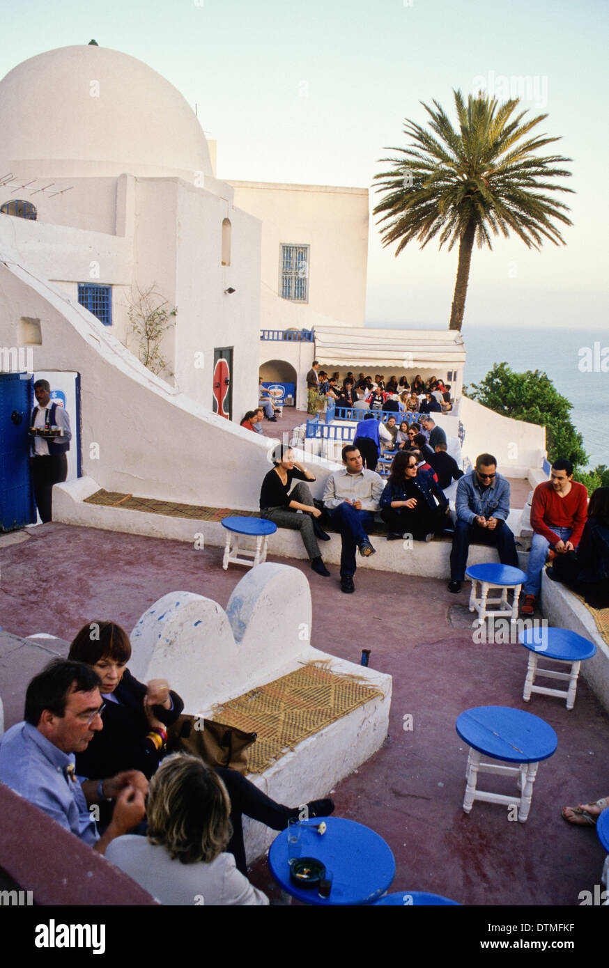 La Tunisie, Sidi Bou Said. Les tunisiens se détendre en fin d'après-midi au Café Sidi Sha'ban (Anglais : Chebaane), un café populaire. Banque D'Images