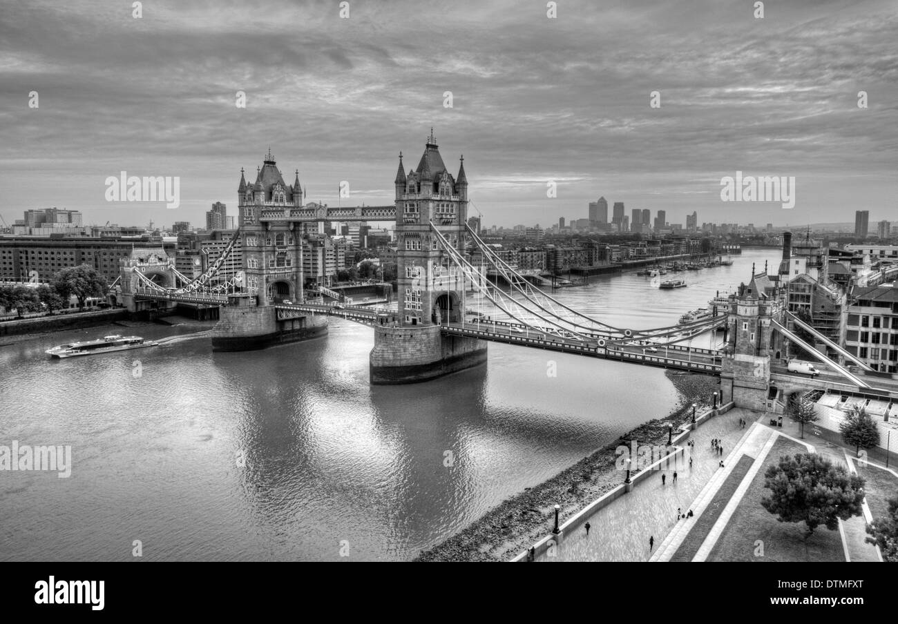 Une vue de Tower Bridge à partir du haut de l'hôtel de ville de Londres, en Angleterre, Royaume-Uni Banque D'Images