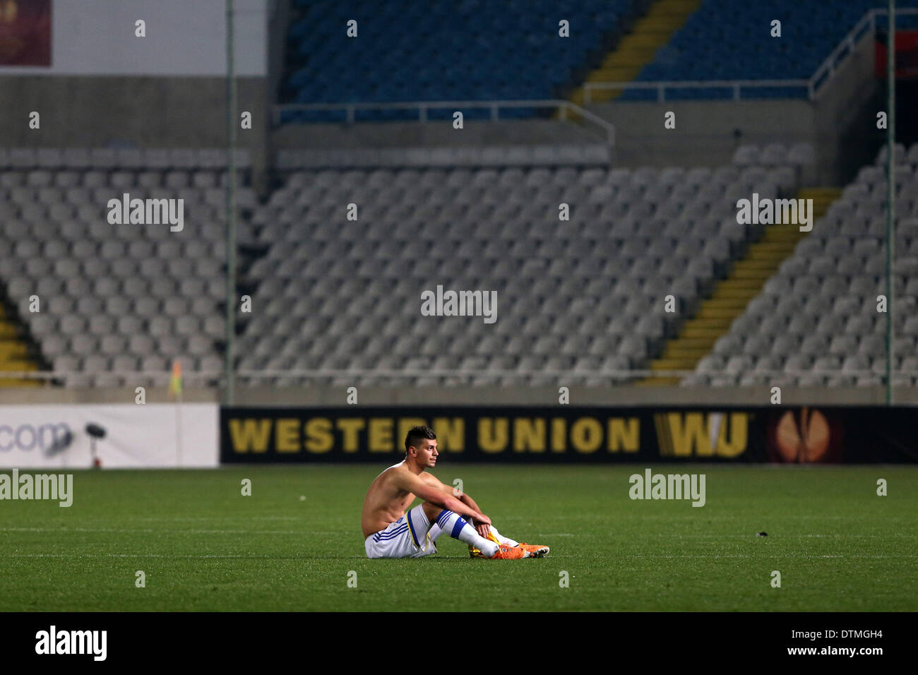 Nicosie, Chypre. 20 févr. 2014. Le Dinamo Kiev's Ideye Brown lutte pour le ballon avec Valence Diego ALVES durant leur Europa League match de football au stade du SGP. Yiannis Kourtoglou Crédit :/Alamy Live News Banque D'Images