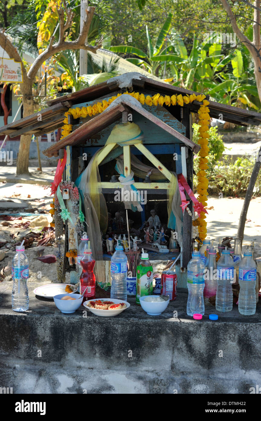 Spirit house avec de la nourriture et des libations, près de la plage de Ao Thian, Koh Samet Island, Thaïlande. Banque D'Images
