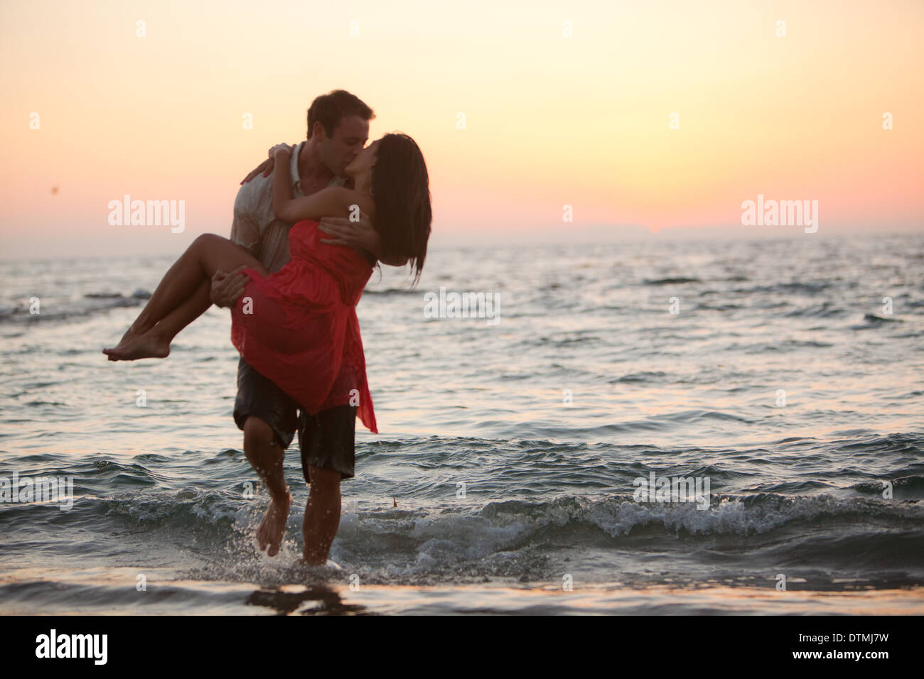 Homme porte femme sur l'océan de