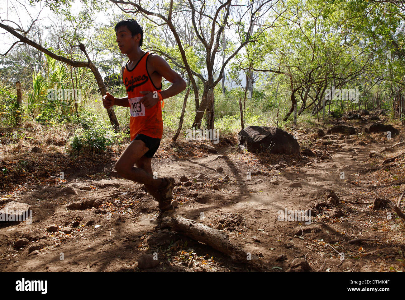 Les sports extrêmes, le Runner dans le 25k 'Fuego y Agua' course sur l'île Ometepe, Nicaragua Banque D'Images