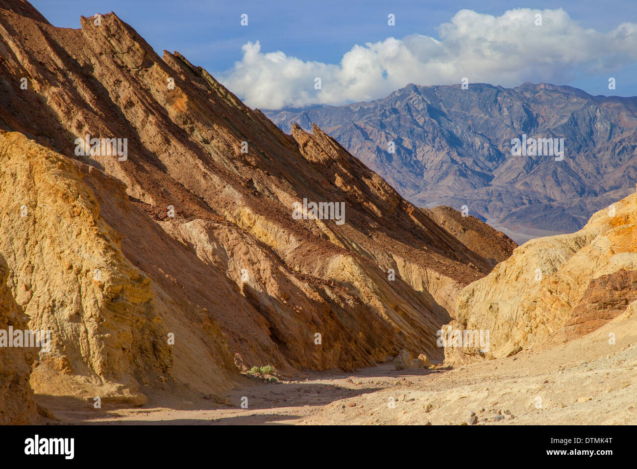 Voir par Golden Canyon, Death Valley National Park, California USA Banque D'Images