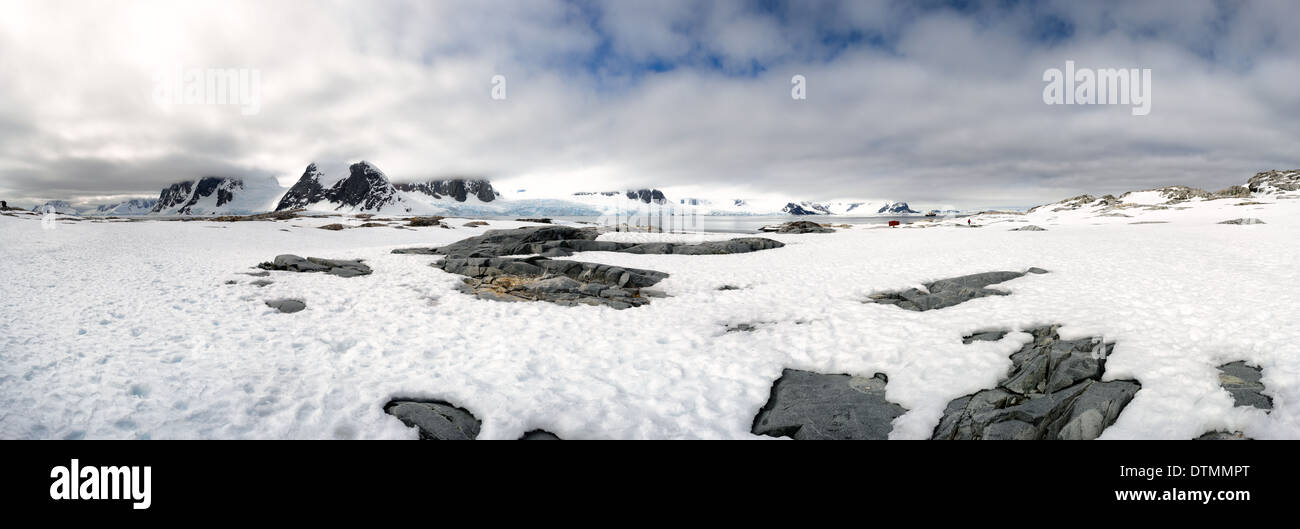L'ANTARCTIQUE - un panorama haute résolution de la côte à l'Île Petermann sur la côte ouest de la péninsule antarctique. Banque D'Images