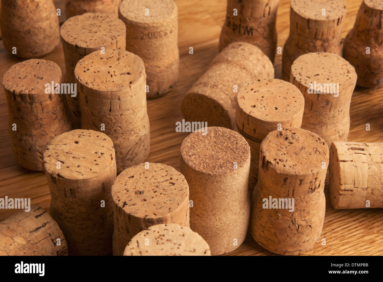 Une collection de bouchons de champagne sur un plan de travail en chêne Banque D'Images