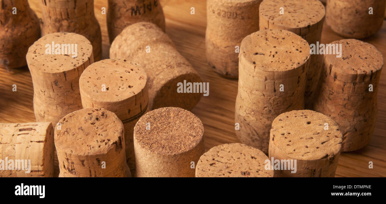 Une collection de bouchons de champagne sur un plan de travail en chêne Banque D'Images