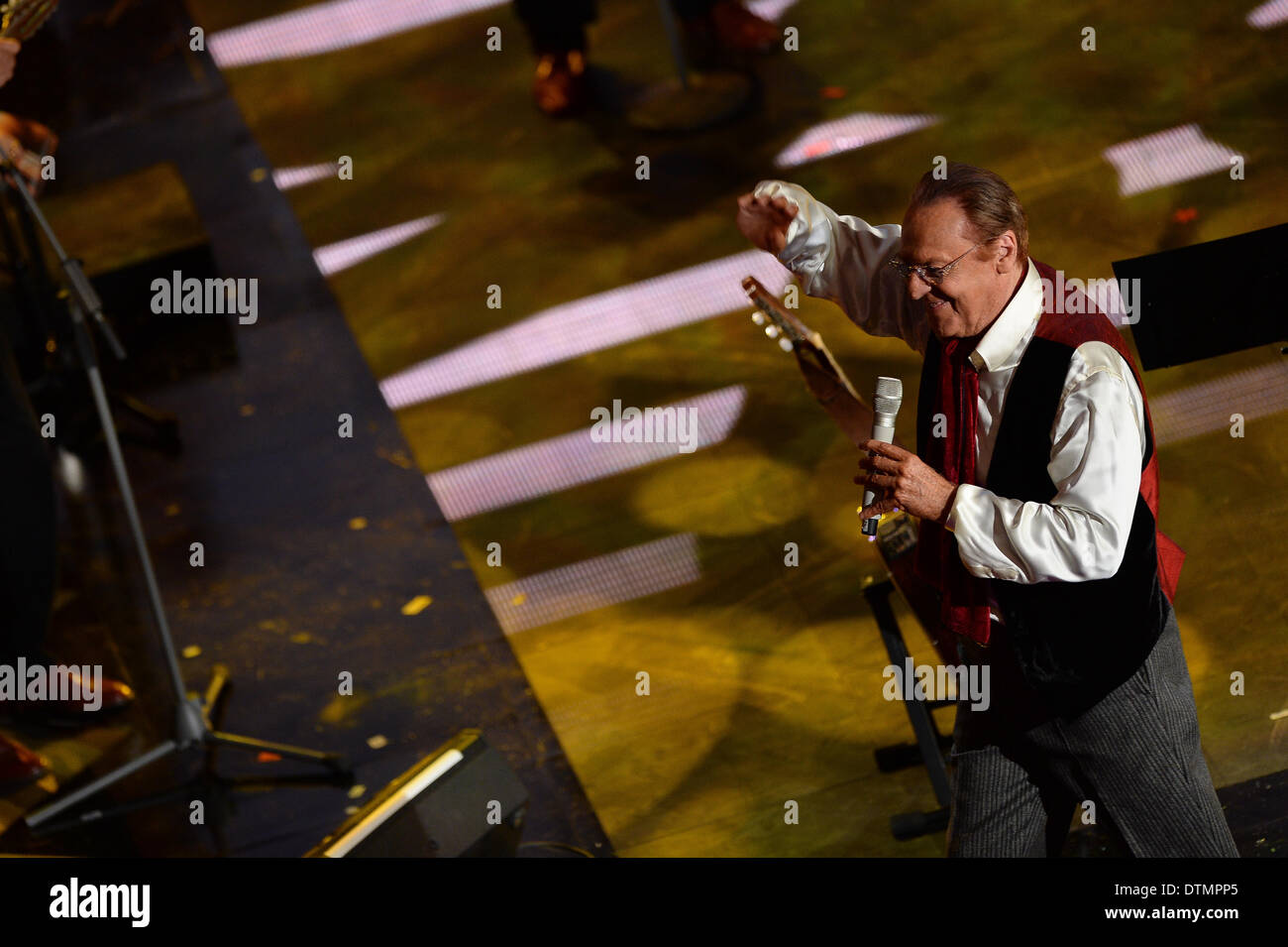 San Remo, Italie. Feb 20, 2014. Renzo Arbore assister à la troisième nuit du 64ème Festival de la chanson de San Remo à l'Ariston Theatre le 20 février 2014 à Sanremo, Italie. Credit : Manuel Romano/NurPhoto ZUMAPRESS.com/Alamy/Live News Banque D'Images