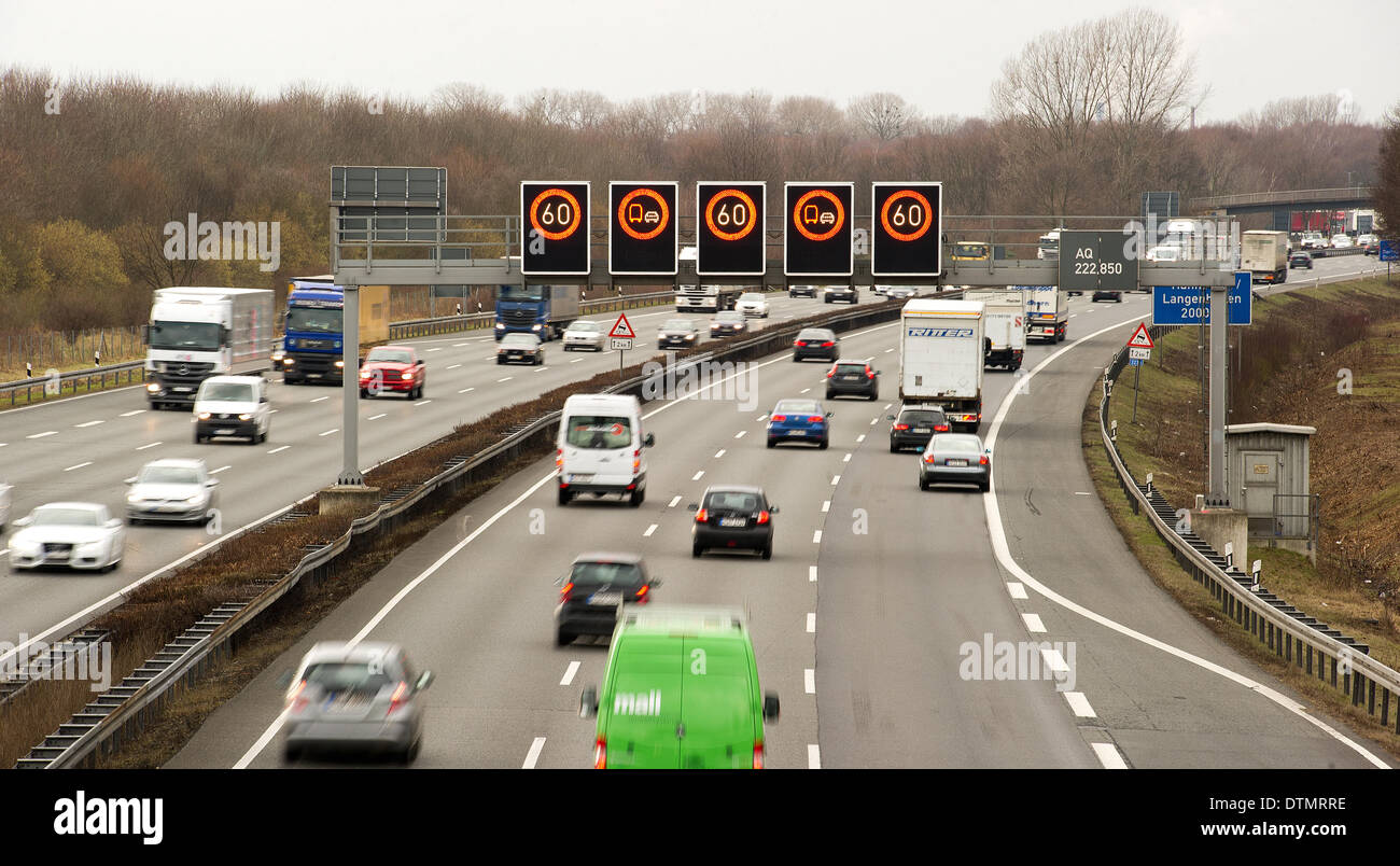 Hanovre, Allemagne. Feb 17, 2014. Les voitures sont parcourues en une banque de signes pour les limites de vitesse variables sur l'autoroute A2 au nord de Hanovre, Allemagne, 17 février 2014. La Basse-Saxe et la Rhénanie du Nord-Westphalie veulent développer l'animation de l'autoroute A2 à huit voies de Bielefeld à la frontière de Saxe-Anhalt. Photo : HOLGER HOLLEMANN/dpa/Alamy Live News Banque D'Images