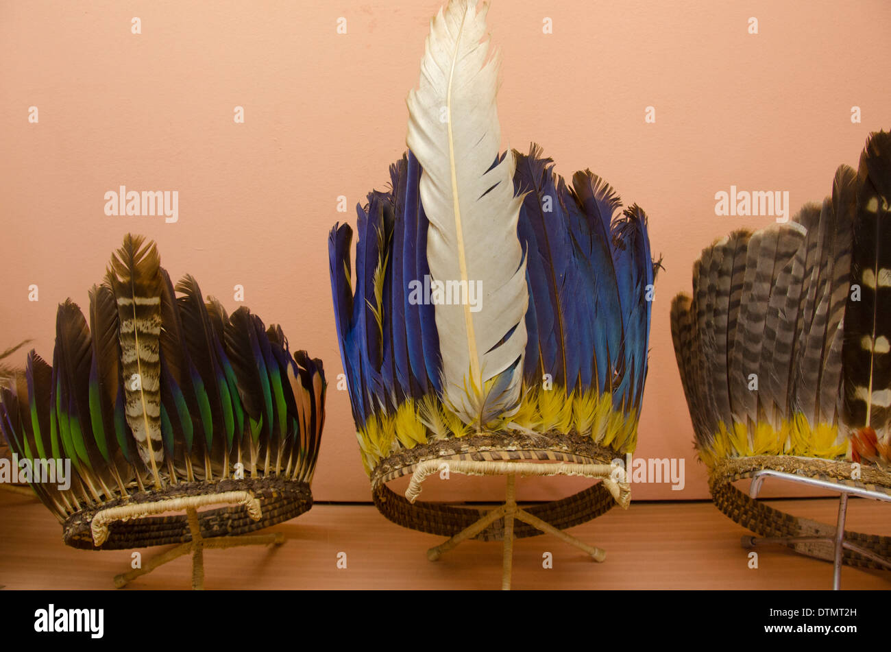 Le Brésil, l'Amazonie, Manaus, Musée indien. Affichage des Indiens indigènes amazoniens traditionnels coiffure. Banque D'Images