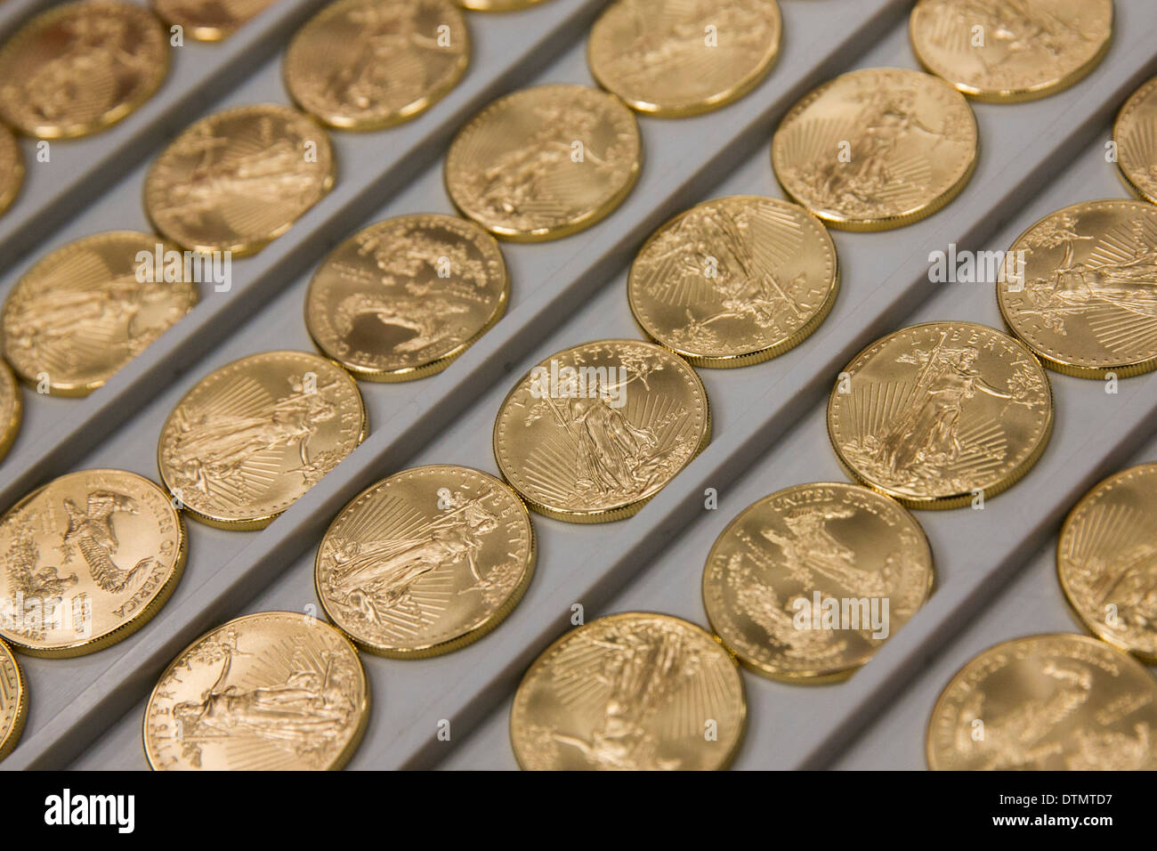 1 onces d'or en lingots et Eagle pièce de preuve la production, jusqu'à la menthe de West Point. Banque D'Images