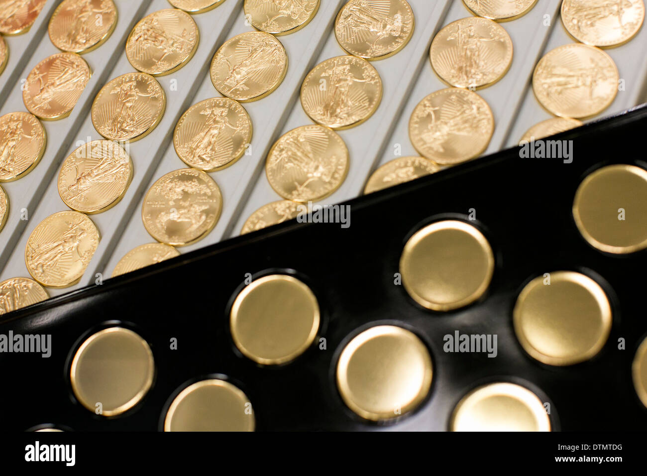 1 onces d'or en lingots et Eagle pièce de preuve la production, jusqu'à la menthe de West Point. Banque D'Images