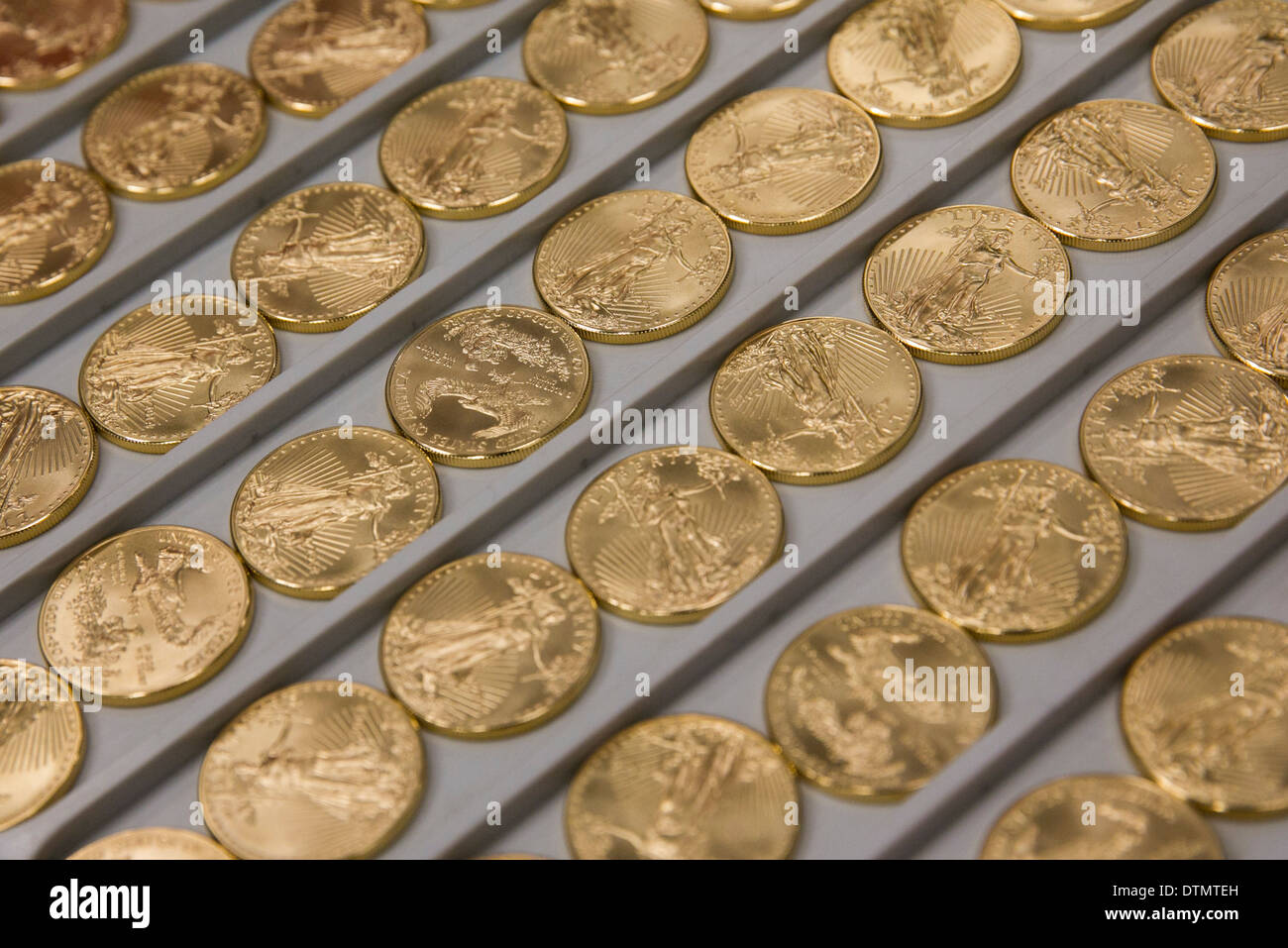 1 onces d'or en lingots et Eagle pièce de preuve la production, jusqu'à la menthe de West Point. Banque D'Images