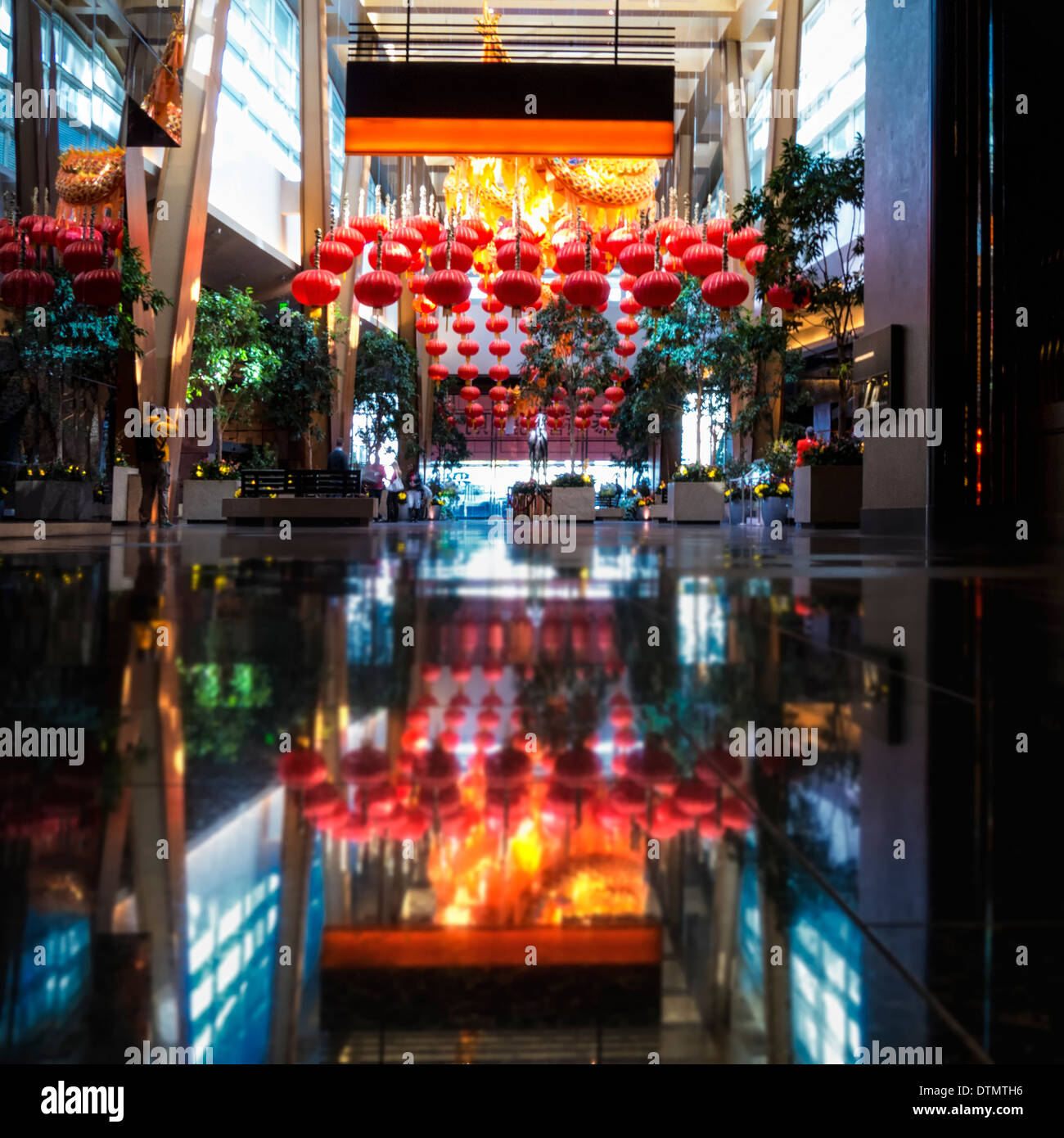 Une image spectaculaire de l'entrée de l'Aria Resort and Casino décoré pour le Nouvel An chinois Banque D'Images