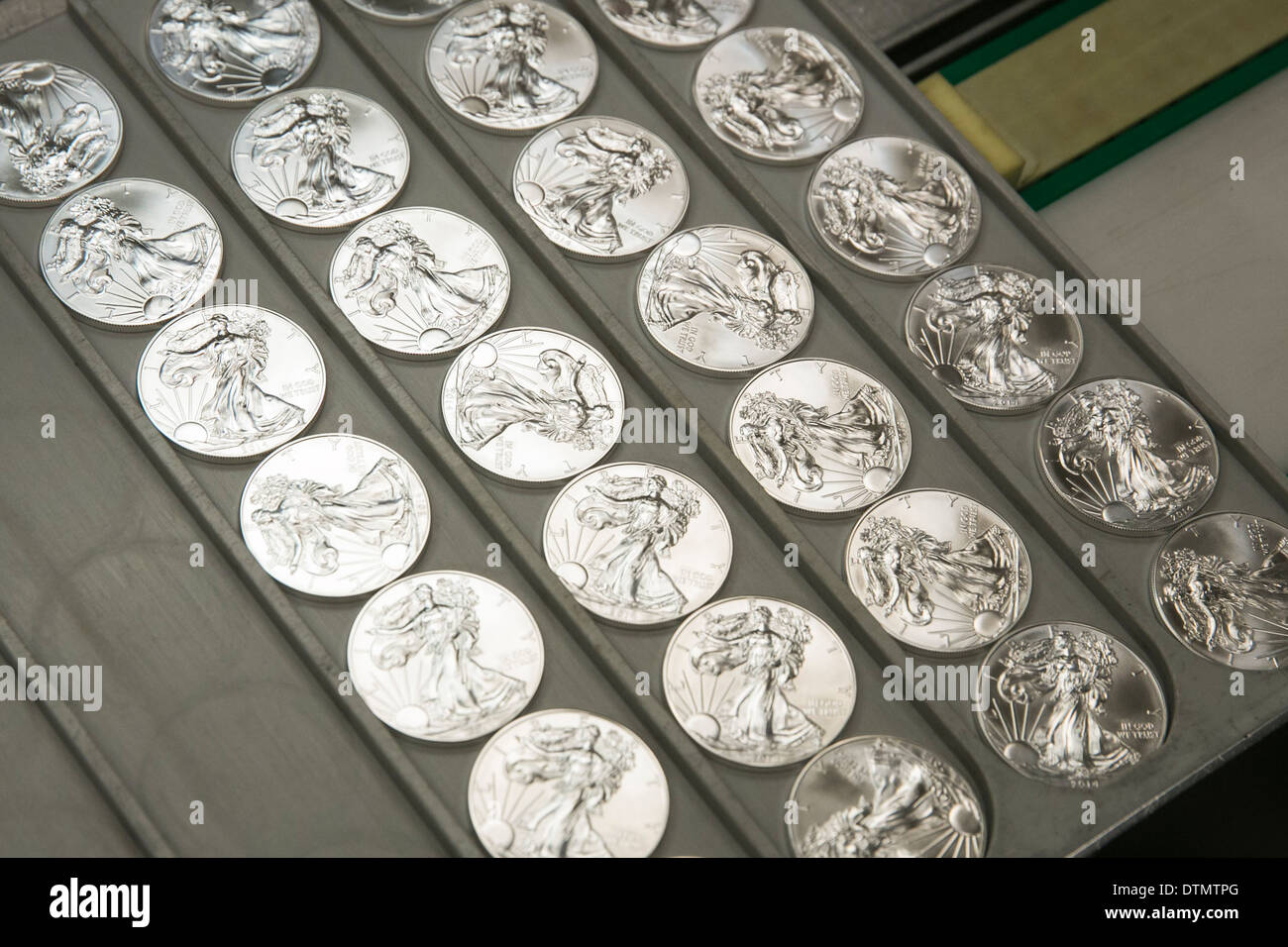 1 once Silver Eagle lingots et la preuve de la production de monnaie à la monnaie de West Point. Banque D'Images