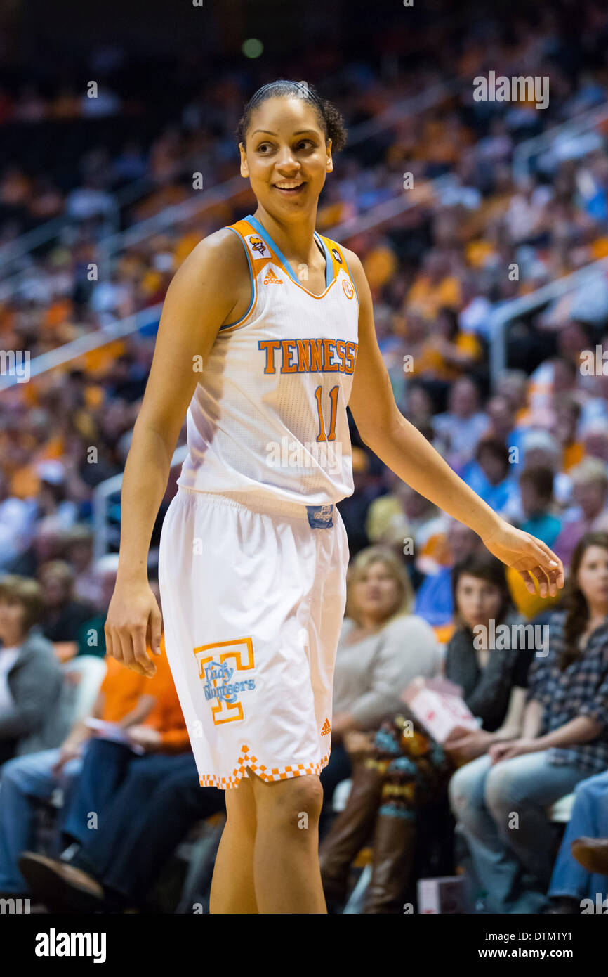 Knoxville, TN, USA. Feb 20, 2014. 20 février 2014:Cierra Burdick # 11 de  l'Ohio Lady bénévoles essaie de tirer la balle contre Tyrese Tanner # 32 de  la Auburn Tigers au cours