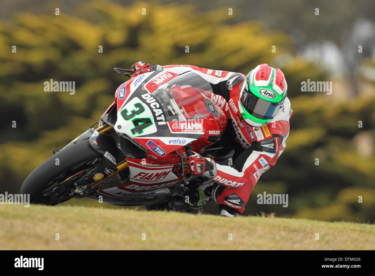 Circuit du Grand Prix de Phillip Island, en Australie. Vendredi, 21 février, 2014. Pilote Italien Davide Giugliano tourne la Ducati 1199 Panigale R en superbike Phillip Island's Lukey Heights corner. Giugliano a réussi à enregistrer un temps au tour de 1 minutes 31,205 secondes dans la deuxième session de la pratique de l'Australian tour de la FIM 2014 Championnat du Monde Superbike, le plaçant à la troisième place derrière la rider Alex Lowes et collègues italien Marco Melandri. Credit : Russell Hunter/Alamy Live News Banque D'Images