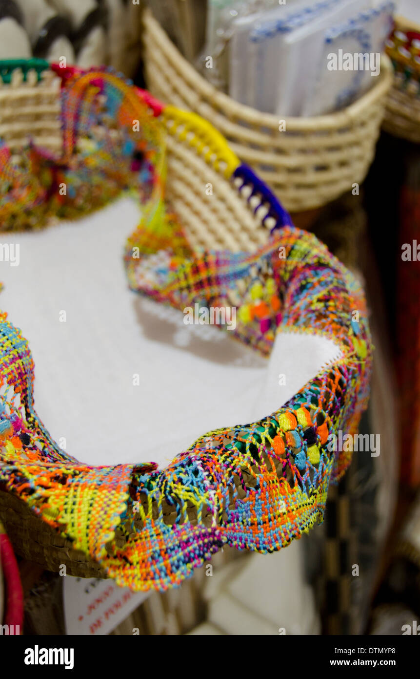 Brésil, Fortaleza. Emcetur Centre touristique Marché de l'artisanat, installé dans une ancienne prison. Les textiles faits à la main Banque D'Images