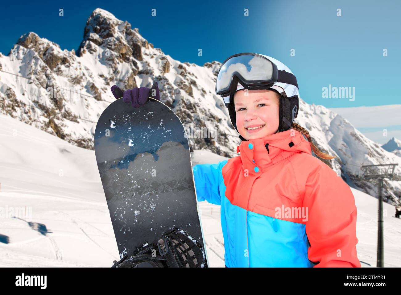 Une adolescente snowboard dans les Alpes. Banque D'Images