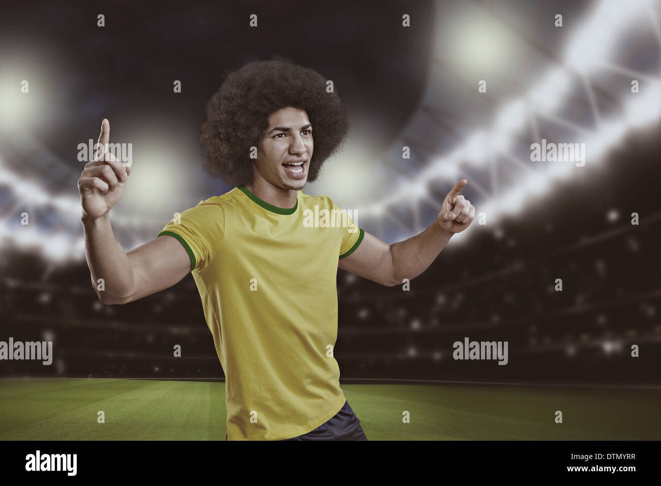 Joueur de football ou soccer sur le terrain au championnat du monde au Brésil Banque D'Images