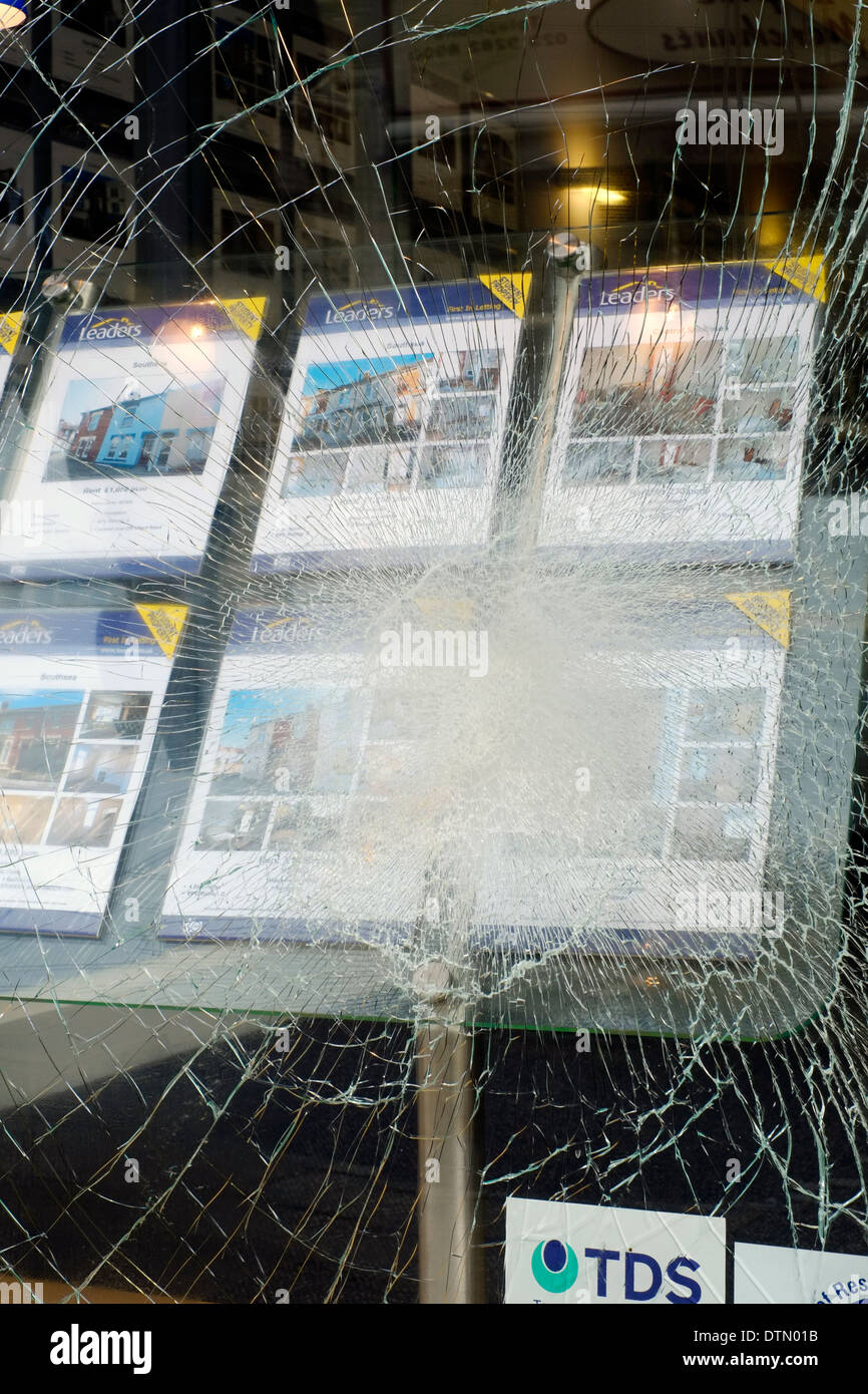La fenêtre de verre brisé dans un magasin/agents immobiliers Banque D'Images