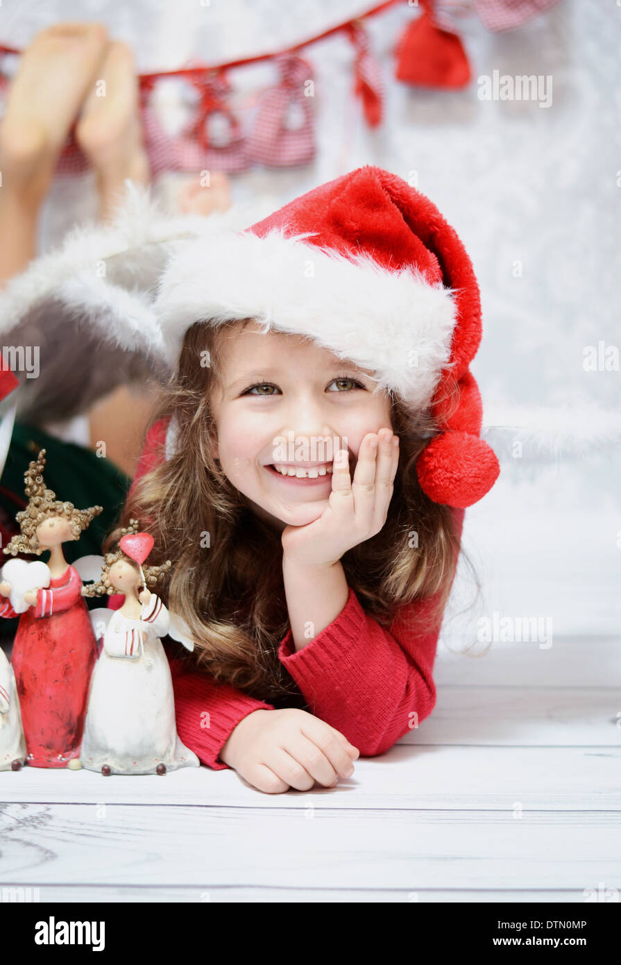 Sourire et de jolie fille dans un Santa hat Banque D'Images