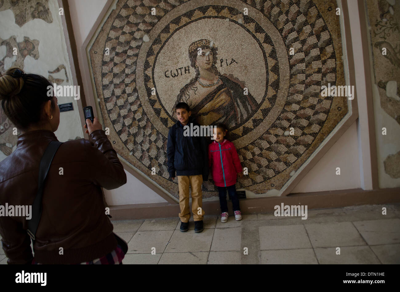 Touristes turcs ayant leur photo prise avec des mosaïques romaines exposées au musée d'Antakya Banque D'Images