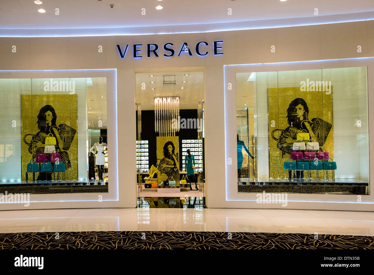 Boutique Versace dans le centre commercial de Dubaï Émirats Arabes Unis Banque D'Images