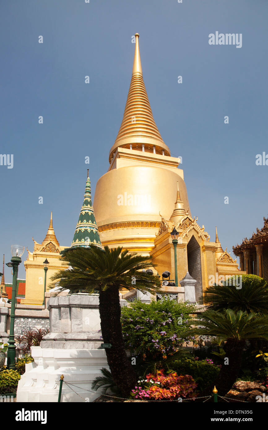 Wat Phra Kaeo, Temple du Bouddha d'émeraude et de l'accueil du Roi Thaï. Wat Phra Kaeo est un des plus fameux sites touristiques de Bangkok Banque D'Images