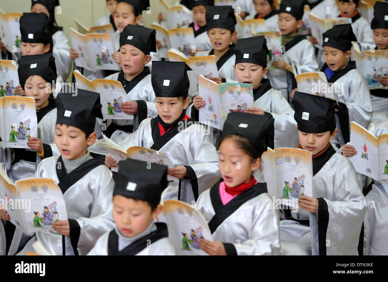 Hefei, Chine, Anhui Province. Feb 21, 2014. Les élèves lisent 'Lun Yu', ou les Entretiens de Confucius, à Xiyou École primaire de Hefei, capitale de la Province d'Anhui en Chine orientale, le 21 février 2014. Vendredi marque la Journée internationale de la langue maternelle, qui est célébrée chaque année le 21 février depuis 2000 afin de promouvoir la diversité linguistique et culturelle et le multilinguisme. Credit : Liu Junxi/Xinhua/Alamy Live News Banque D'Images