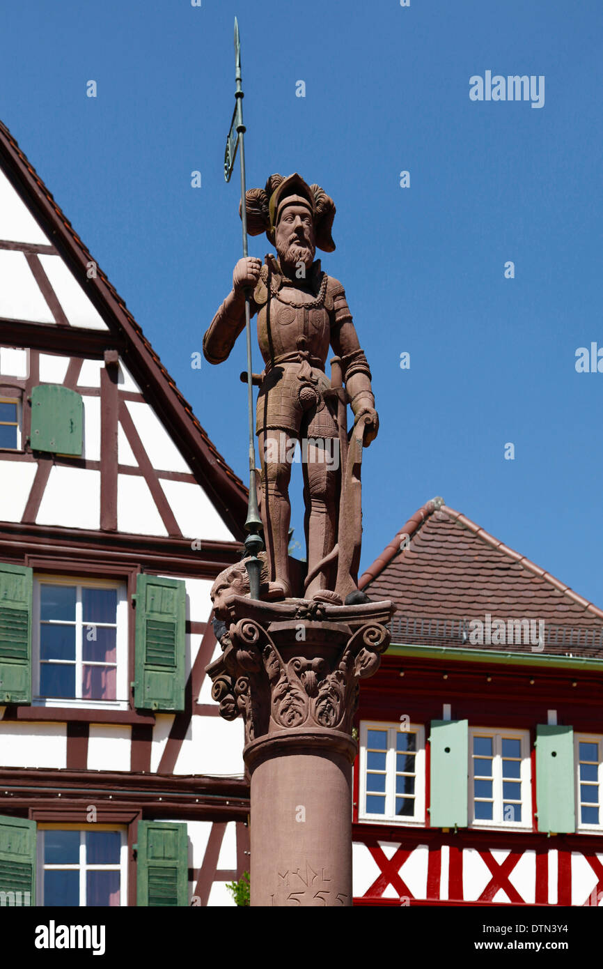 Statue sur la fontaine du marché, maisons à colombages, Bretten, Kraichgau, district de Karlsruhe, Bade-Wurtemberg, Rhénanie-Palatinat, Allemagne Banque D'Images