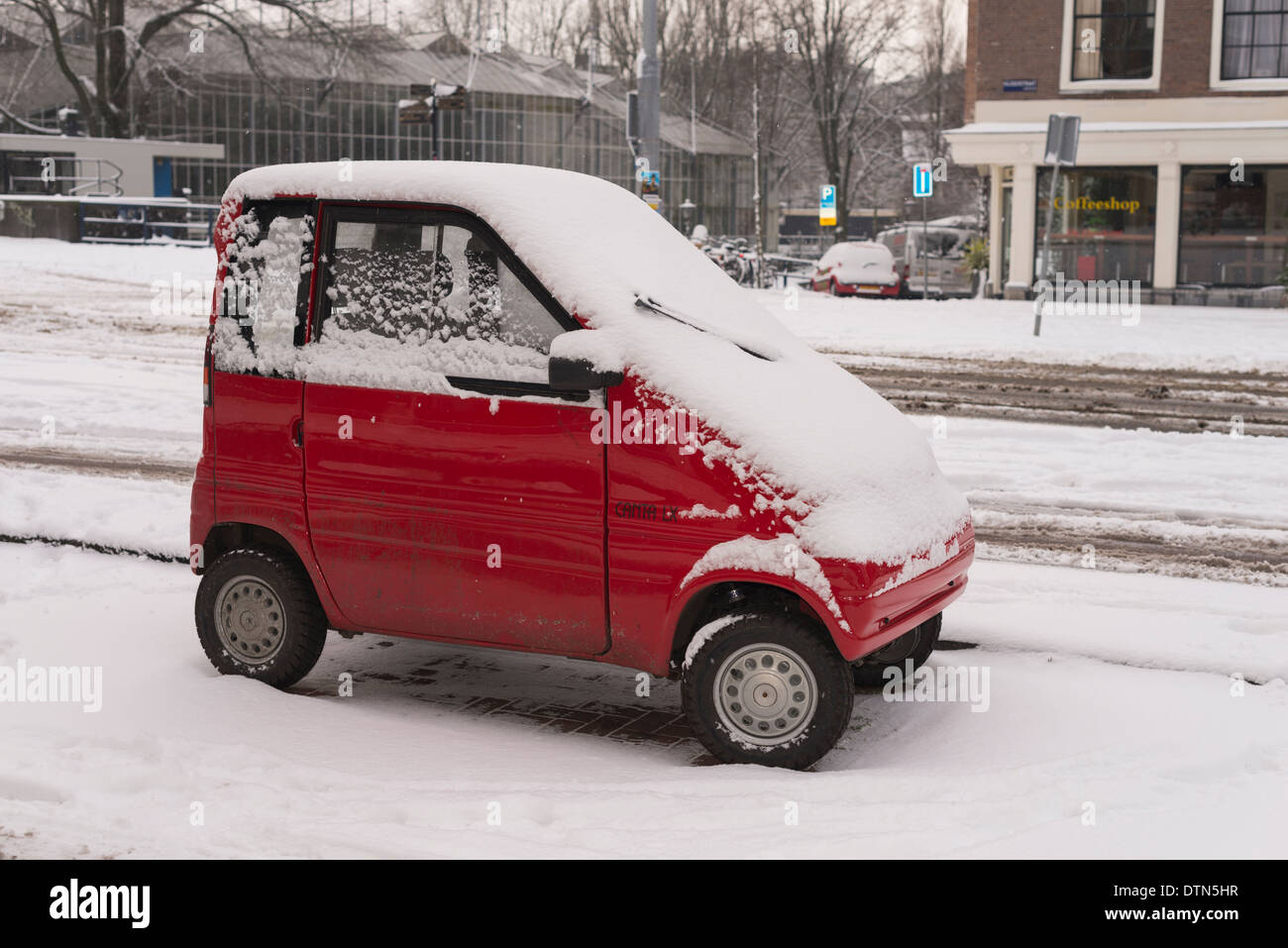 Une voiture électrique dans la neige, Amsterdam Banque D'Images