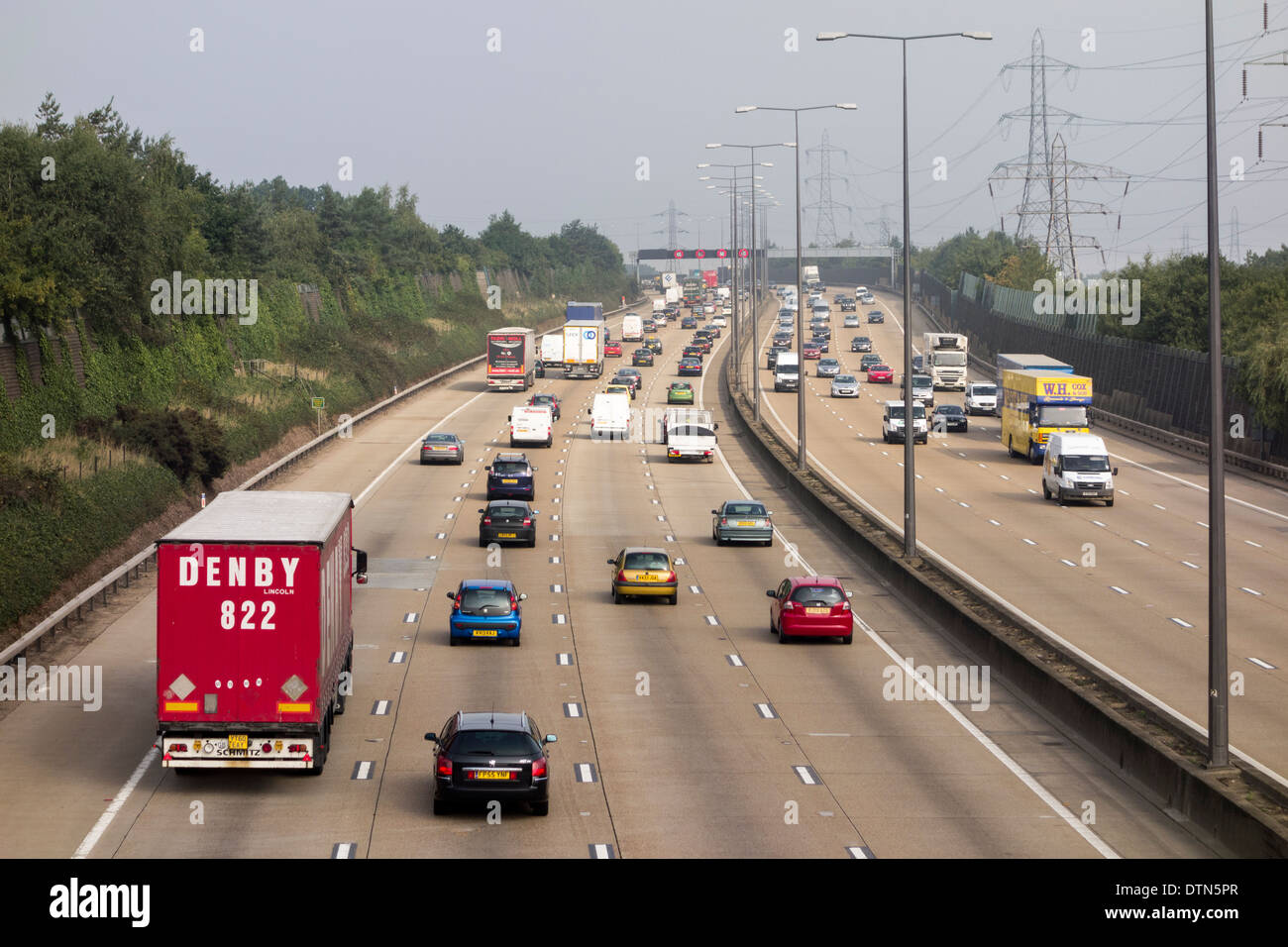 Voir une section de l'autoroute M25 à Surrey, UK Banque D'Images
