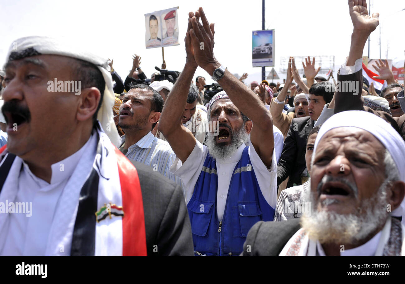 Sanaa, Yémen. Feb 21, 2014. Des milliers de pro-démocratie yéménites ont organisé un rassemblement ici vendredi, exprimant leur soutien à l'extension des Président Abd-Rabbu Mansour Hadi, qui devait prendre fin le 21 février 2014. Credit : Mohammed Mohammed/Xinhua/Alamy Live News Banque D'Images