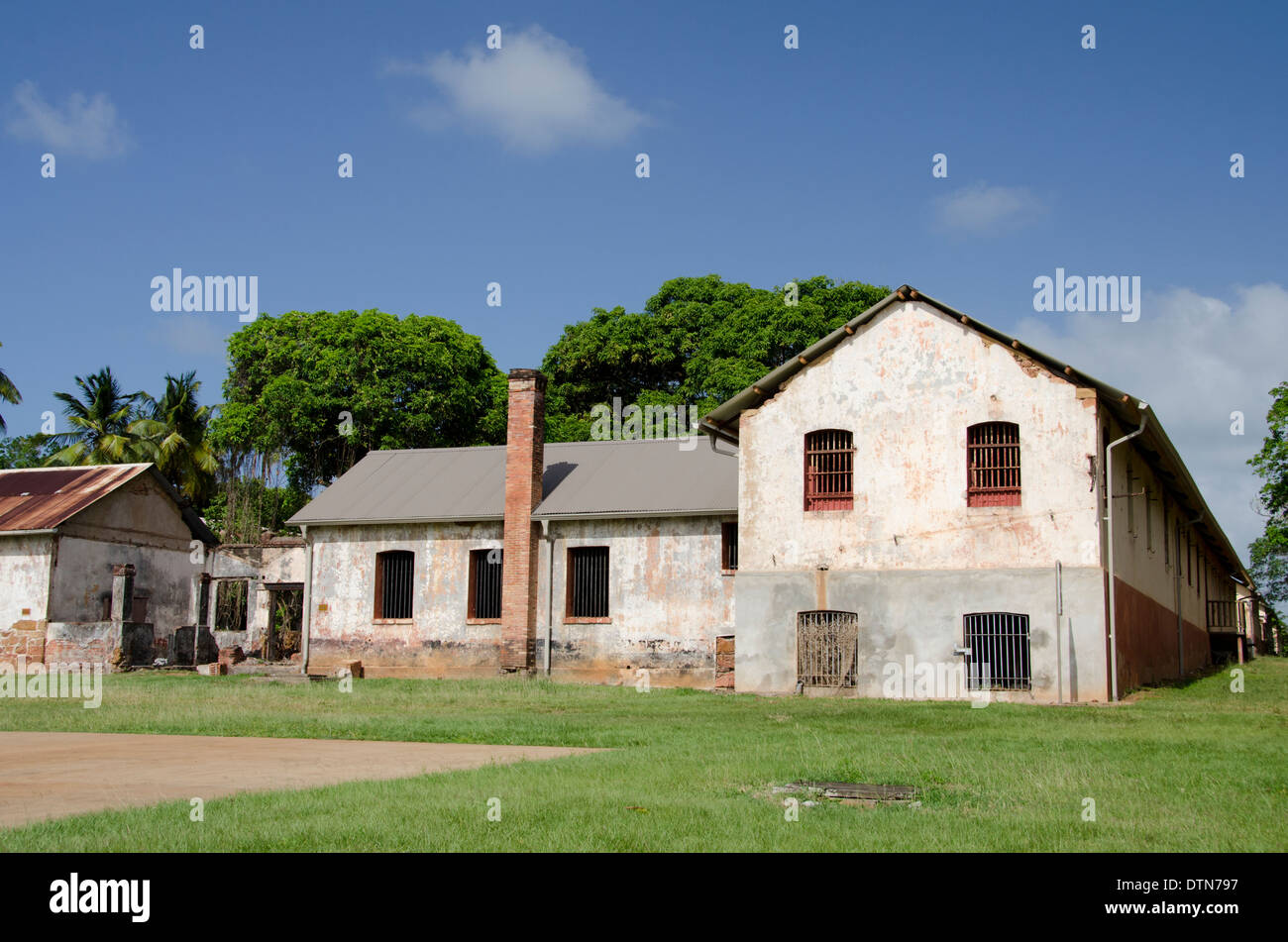 Guyane, Iles du salut. L'île Royale, vieux bâtiments abandonnés une fois partie de l'infâme colonie pénitentiaire. Banque D'Images