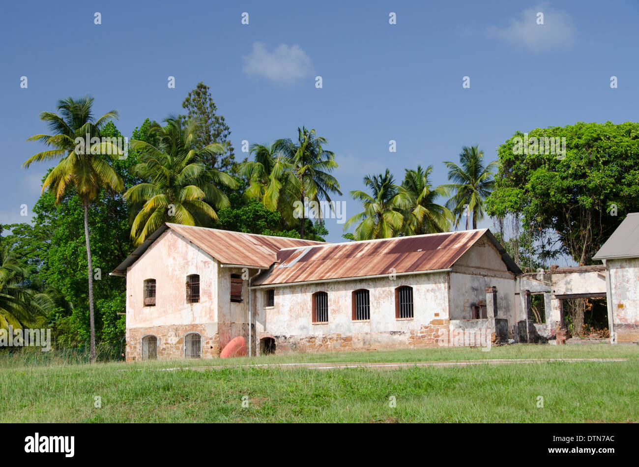Guyane, Iles du salut. L'île Royale, vieux bâtiments autrefois partie de l'infâme colonie pénitentiaire. Banque D'Images