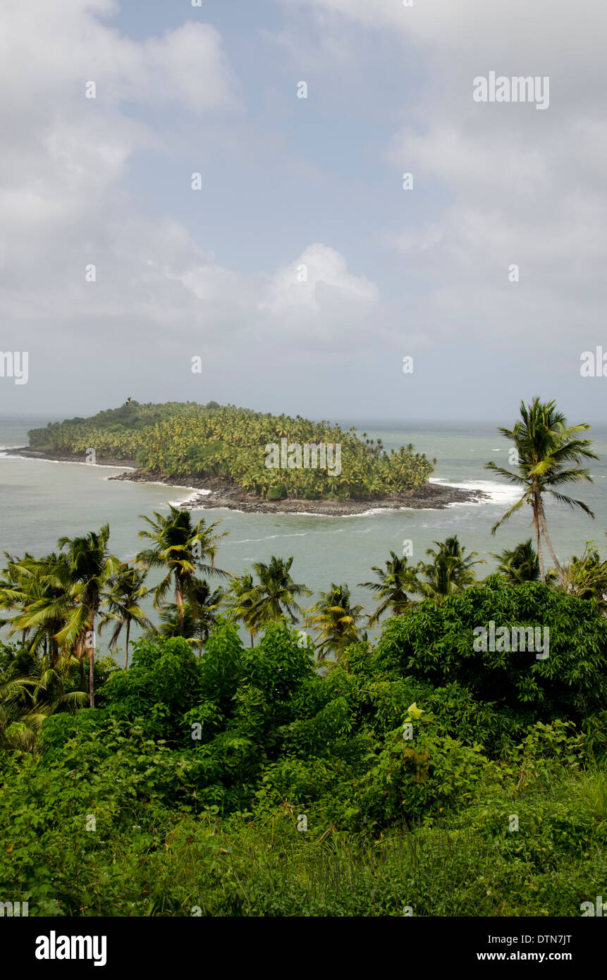 Guyane, Iles du salut. Vue de l'Île du Diable à partir de l'île Royale, qui abrite le célèbre colonie pénitentiaire. Banque D'Images