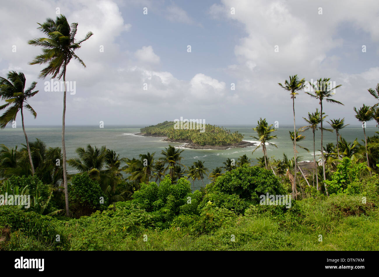 Guyane, Iles du salut. Vue de l'Île du Diable à partir de l'île Royale, qui abrite le célèbre colonie pénitentiaire. Banque D'Images
