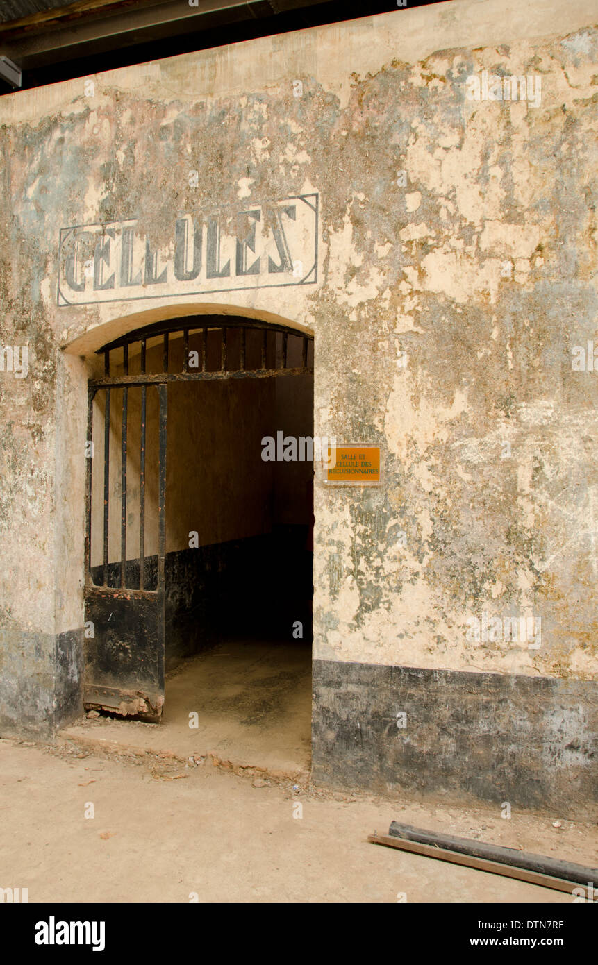 Guyane, Iles du salut. L'île Royale, ruines de l'infâme colonie pénitentiaire. Les cellules d'isolement du prisonnier. Banque D'Images